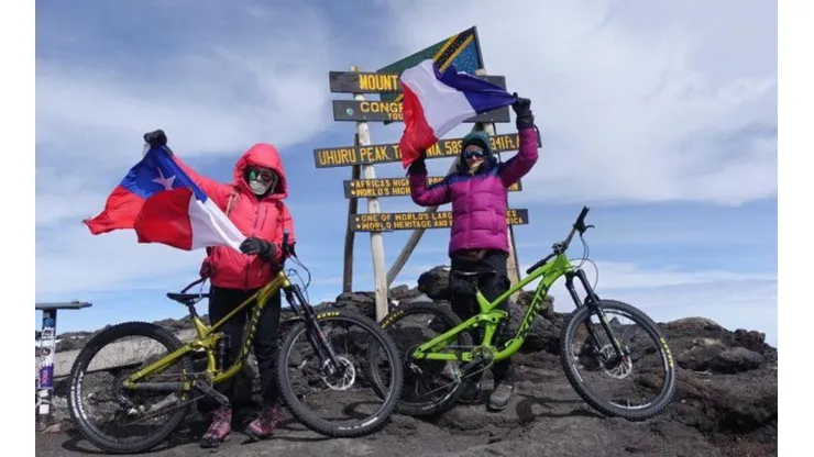 Helene Manche y Nadia Vásquez en la cumbre del Kilimanjaro