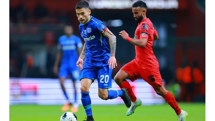 Charles Aránguiz fue titular en la derrota del Leverkusen ante Toluca