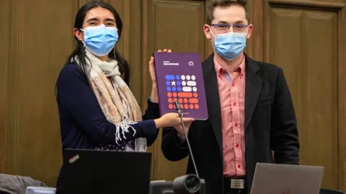María Elisa Quinteros y Gaspar Domínguez muestran el primer borrador de la Nueva Constitución.