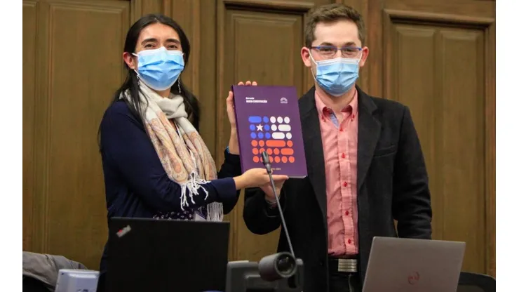 María Elisa Quinteros y Gaspar Domínguez muestran el primer borrador de la Nueva Constitución.