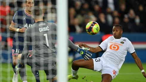 Ángel Di María estaría con pie y medio fuera del PSG.