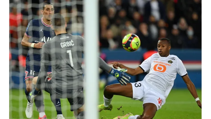 Ángel Di María estaría con pie y medio fuera del PSG.