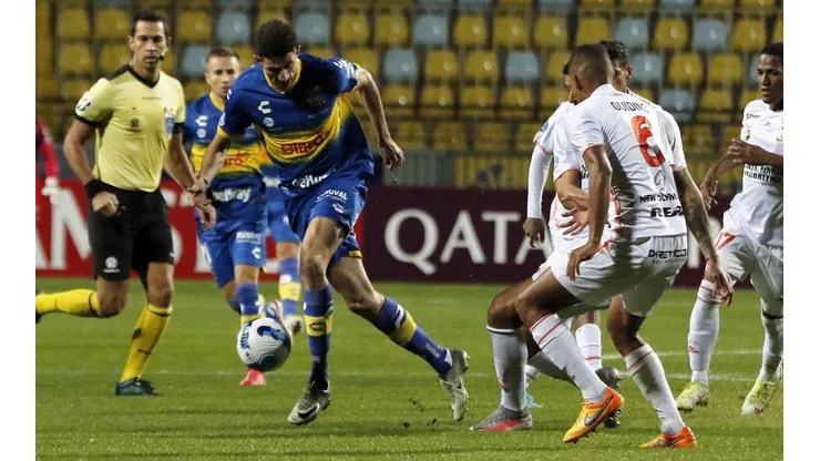 Everton gana en Perú y aún puede soñar en la Copa Sudamericana.