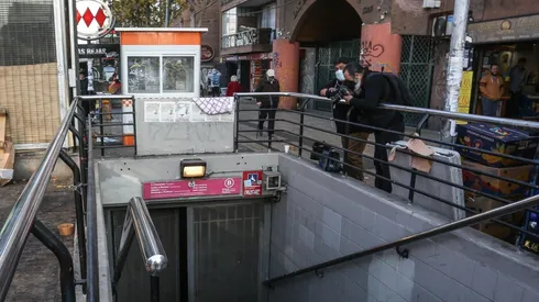 Falla eléctrica afectó a un tren en la estación Las Rejas de la Línea 1 de Metro de Santiago.