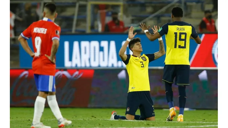 Piero Hincapié celebra tras ganarle a Chile en las Eliminatorias a Qatar 2022