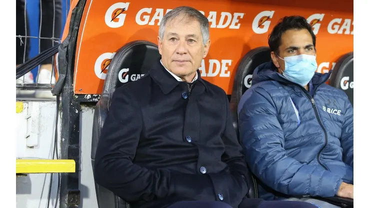 Ariel Holan no estará con la UC en su visita al Flamengo