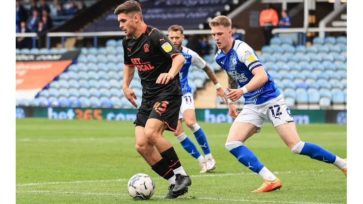 Jake Daniels se desempeña en el Blackpool de la Championship