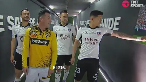 Paredes con el corazón llenito de amor mirando sus fotos en Colo Colo