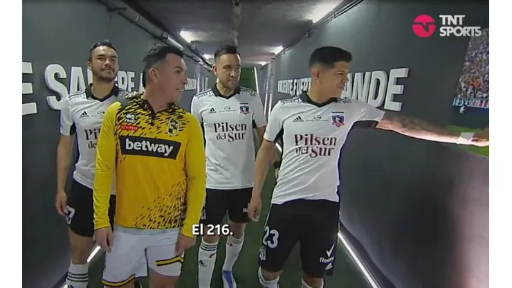 Paredes con el corazón llenito de amor mirando sus fotos en Colo Colo