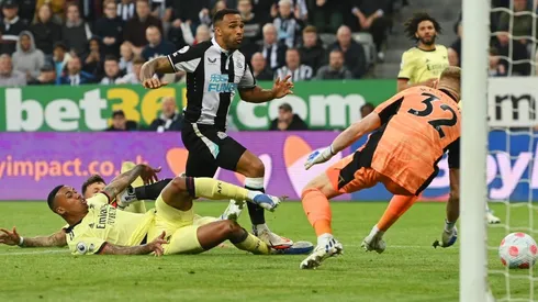 Arsenal no pudo con Newcastle y quedó casi fuera de la Champions League