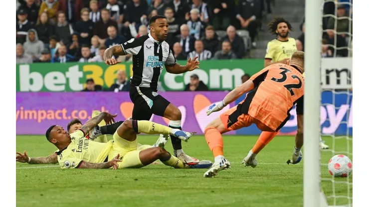 Arsenal no pudo con Newcastle y quedó casi fuera de la Champions League