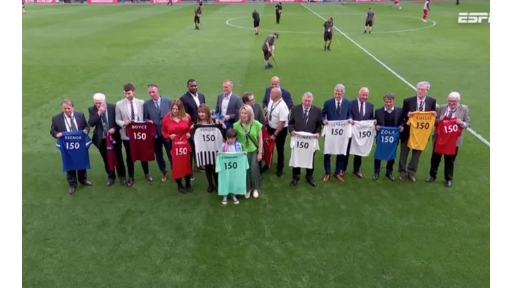 La hija de Jorge Robledo, Elizabeth, salió a la cancha del Wembley para homenajear al chileno
