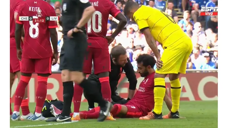 Mohamed Salah se tendió en el césped lesionado.