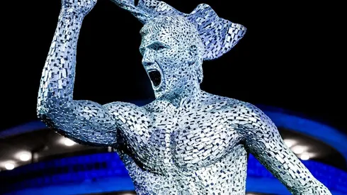 La tripofóbica estatua del Kun Agüero y Manchester City.