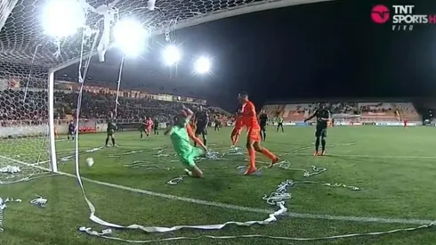 La pelota pica pero nunca ingresa a la portería de Santiago Wanderers.