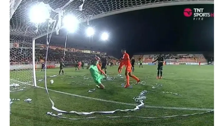 La pelota pica pero nunca ingresa a la portería de Santiago Wanderers.