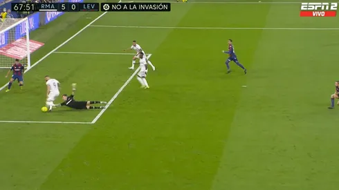 Una humillación total de Karim Benzema al portero de Levante.
