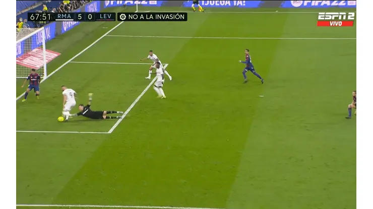 Una humillación total de Karim Benzema al portero de Levante.