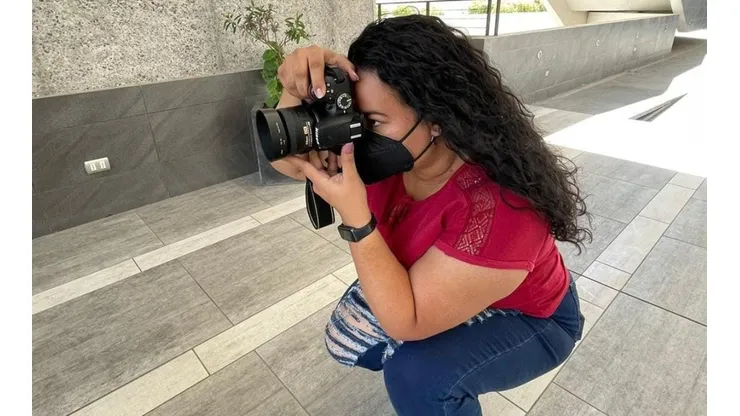 Yasmín Órdenes fotografiando
