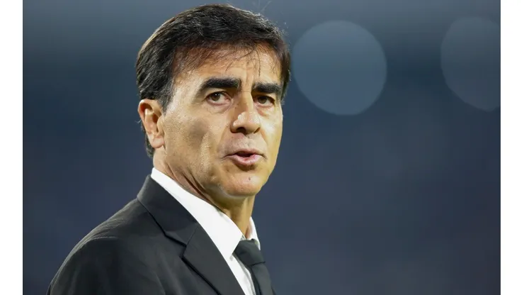 Gustavo Quinteros comienza a tomar fuerza para asumir el banquillo de la selección chilena