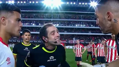 Mariano Andújar pelea con el árbitro Echenique en la Copa de Argentina