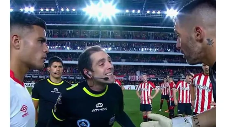 Mariano Andújar pelea con el árbitro Echenique en la Copa de Argentina
