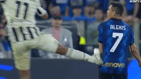 Era para 5 años y un día: el patadón y planchazo de Cuadrado a Alexis Sánchez.