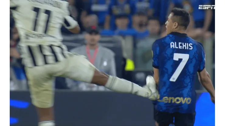 Era para 5 años y un día: el patadón y planchazo de Cuadrado a Alexis Sánchez.