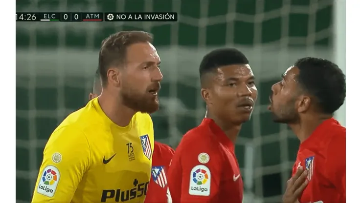La molestia de Jan Oblak con Renan Lodi por marcar mal.