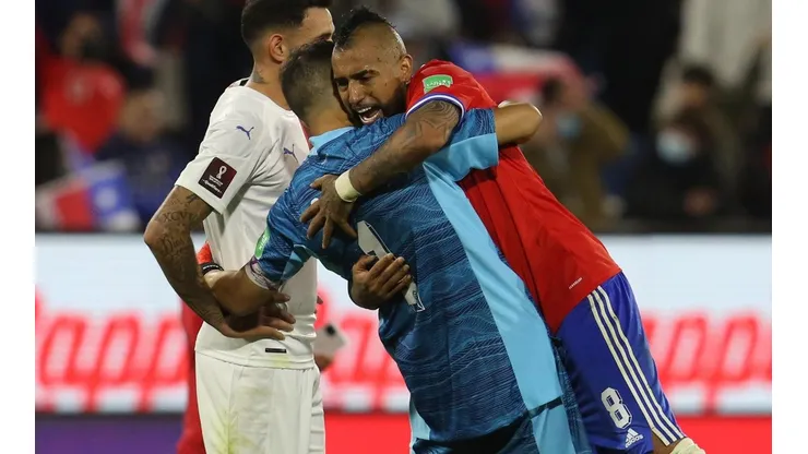 Claudio Bravo festeja el título de Arturo Vidal y Alexis Sánchez con Inter en la Copa Italia.