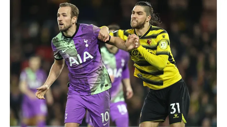 Francisco Sierralta juega de defensa central en el Watford