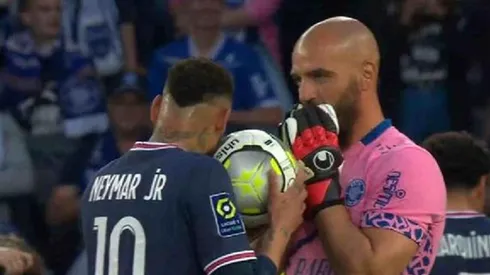 Neymar escucha lo que le dice Moulin antes del penal