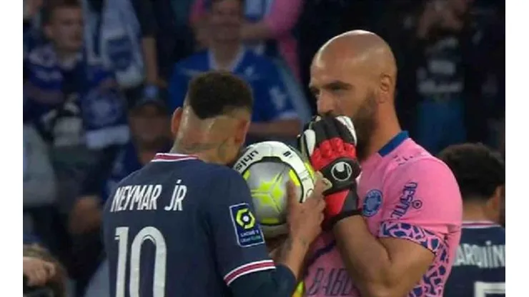 Neymar escucha lo que le dice Moulin antes del penal
