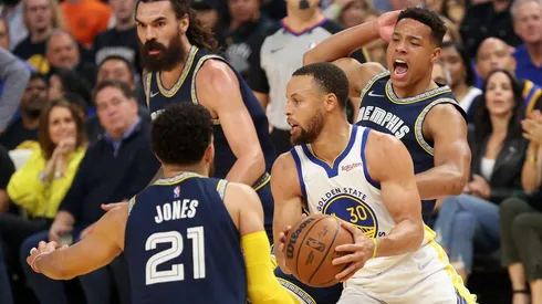 Stephen Curry marcó 32 puntos y lideró a que los Warriors sumaran su tercer triunfos en las semis de Conferencia.