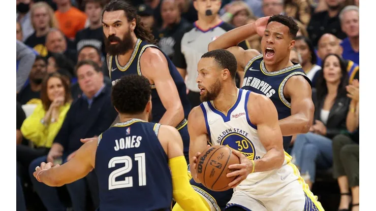 Stephen Curry marcó 32 puntos y lideró a que los Warriors sumaran su tercer triunfos en las semis de Conferencia.