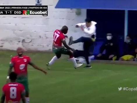 Insólito: DT ecuatoriano le pegó una patada karateka a un jugador