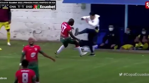 La inexplicable patada del técnico Juan Ávila