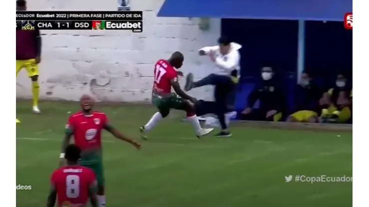 La inexplicable patada del técnico Juan Ávila