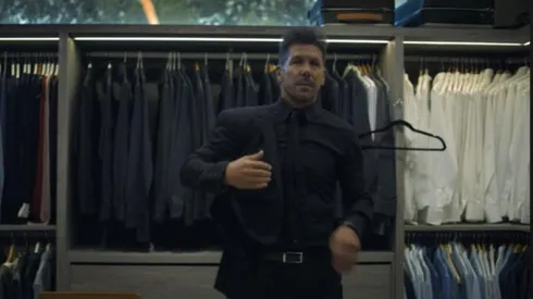 Simeone con sus treinta camisas negras iguales