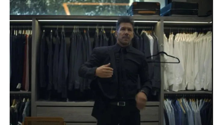 Simeone con sus treinta camisas negras iguales
