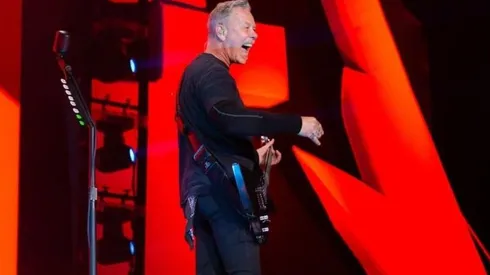 James Hetfield en el escenario de Curitiba, Brasil.