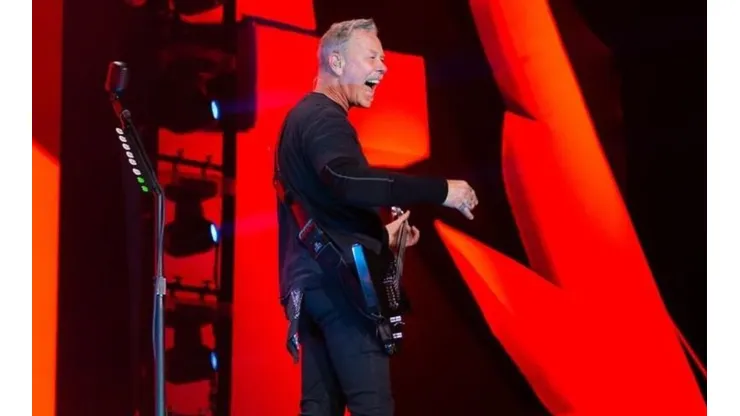 James Hetfield en el escenario de Curitiba, Brasil.