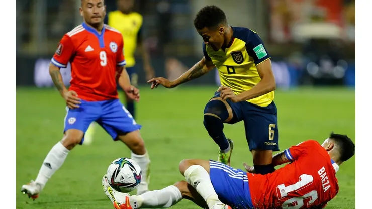 Byron Castillo jugando contra Chile en San Carlos de Apoquindo