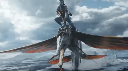 Jake Sully a la carga en una nueva bestia del mundo de Pandora, que se conocerá en Avatar: El Camino del Agua.