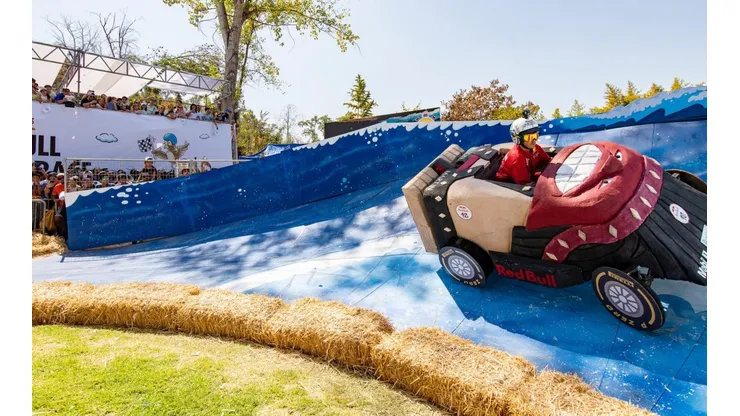 Hasta el Indio Pícaro ha formado parte de la fauna de diseños para el Red Bull Soapbox Race, que este 2022 vuelve a Santiago.