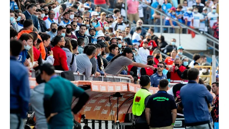 Las galerías de San Carlos de Apoquindo fueron testigo de vergonzos hechos de violencia entre hinchas.