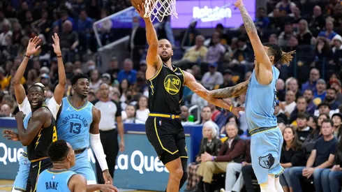 Con un inspirado Stephen Curry los Warriors derrotaron por 142-112 a los Grizzlies en San Francisco.