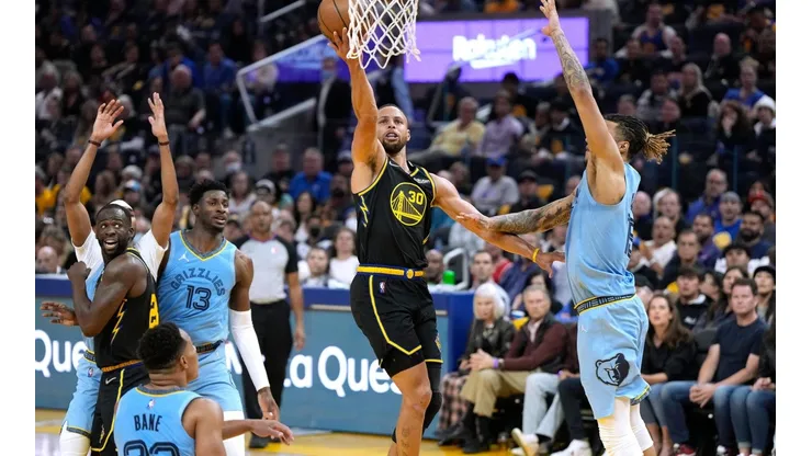 Con un inspirado Stephen Curry los Warriors derrotaron por 142-112 a los Grizzlies en San Francisco.