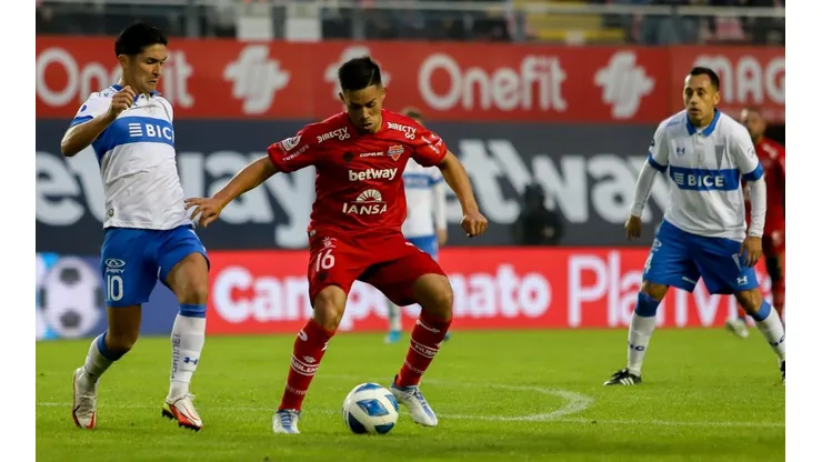 Alexander Aravena le marcó dos goles a la UC