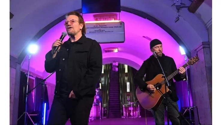 Bono y The Edge, de U2, en el metro de Kiev, Ucrania.